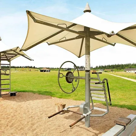 Three-bedroom Holiday In 23